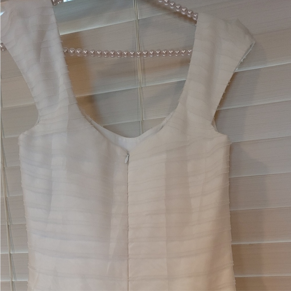Flattering wedding gown by Theia - Picture 5 of 11